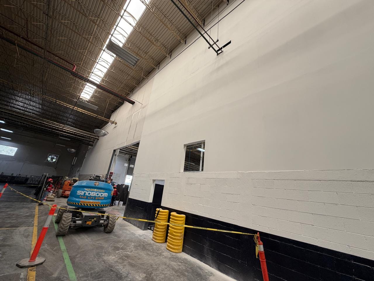 Operarios de Atladakor ejecutando un muro divisorio en nave industrial