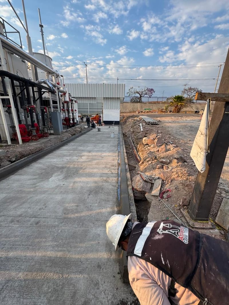 Trabajos de mantenimiento sobre suelo de obra industrial