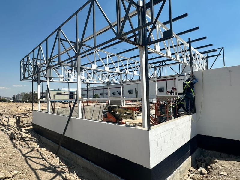 Nave industrial en proceso de construcción