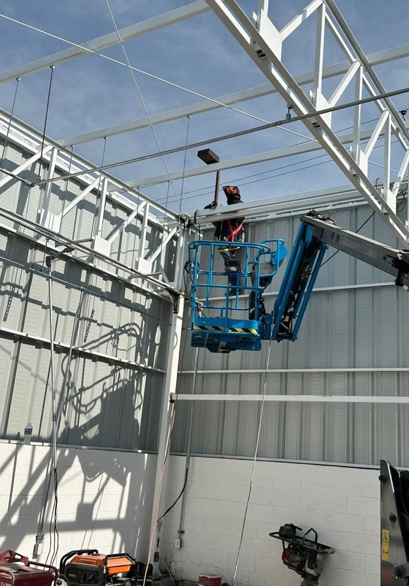 Plataforma elevadora trabajando en obra para cliente privado